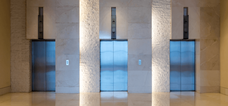 fényes márványfelület csiszolószerszámok segítségével