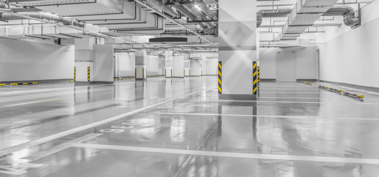 Betoncsiszoló géppel szépen felcsiszolt padló