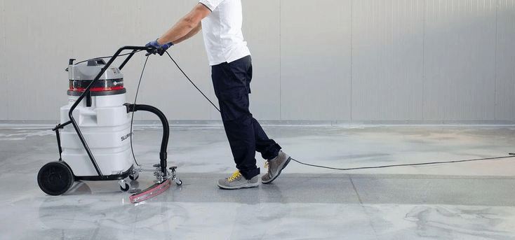 a szennyeződések összegyűjtése száraz vizes porszívó segítségével